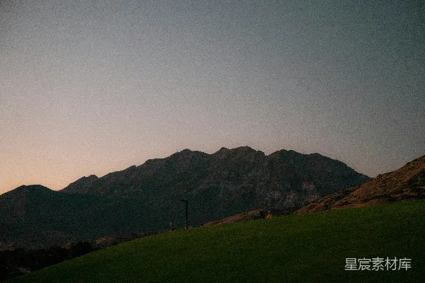 夕阳西下的山脉 skyline
