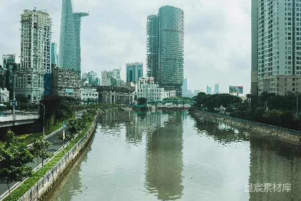 一条河流穿过一座城市旁边高大的建筑物之间