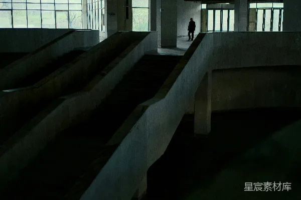 高清摄影 一个站在大楼里自动扶梯上的人