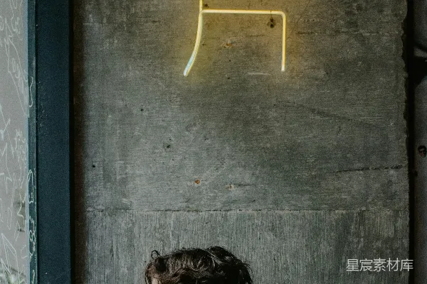 高清摄影 穿着黑色衬衫的女人靠在灰色墙上