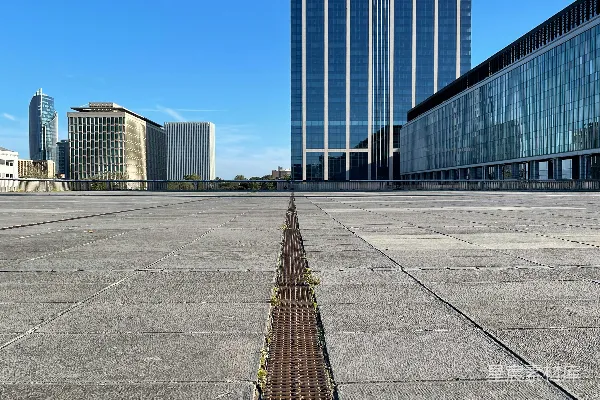 高清摄影 停车场中间的一条铁路轨道