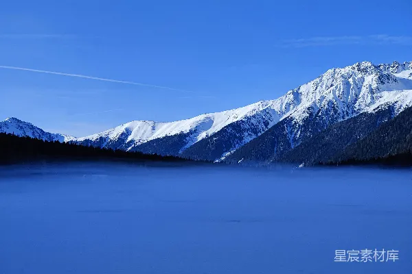 远处一片雪景的山峦景色