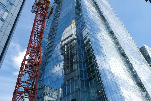 高层建筑和红色塔式起重机