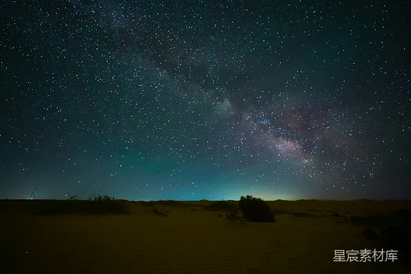 夜空繁星点点，映衬着一片沙漠。