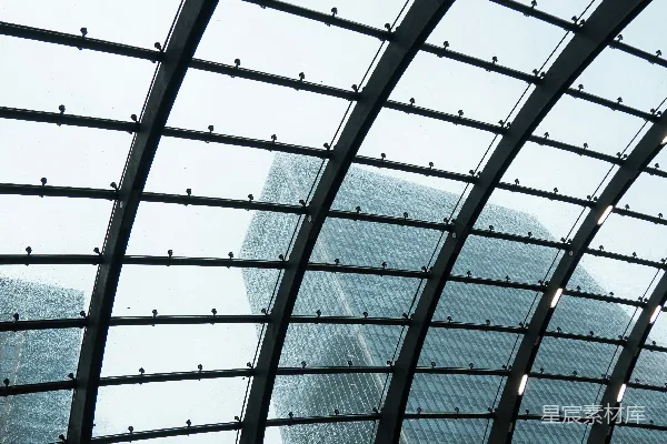 高清摄影 透过窗户看到一座非常高的建筑的景象