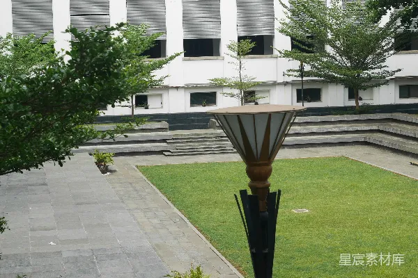 从建筑上看的一处庭院景观