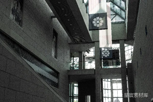高清摄影 现代建筑内部带有几何图案。