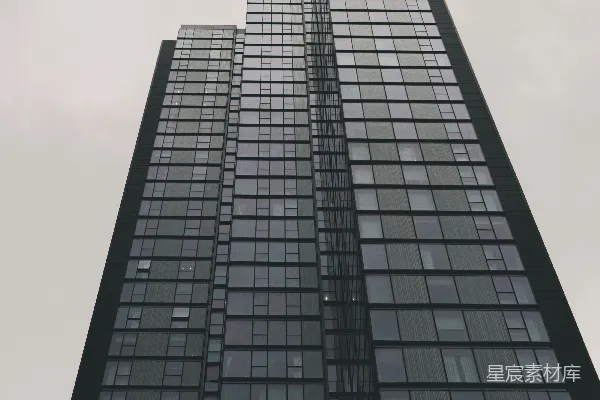 高清摄影 一座非常高大的建筑物，窗户非常多。