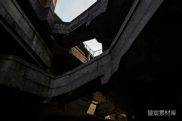 高清摄影 低角度看到的混凝土建筑。