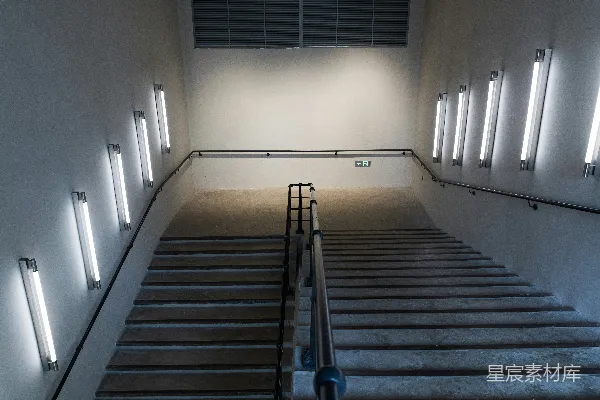 高清摄影 楼梯下降，被荧光灯照亮。