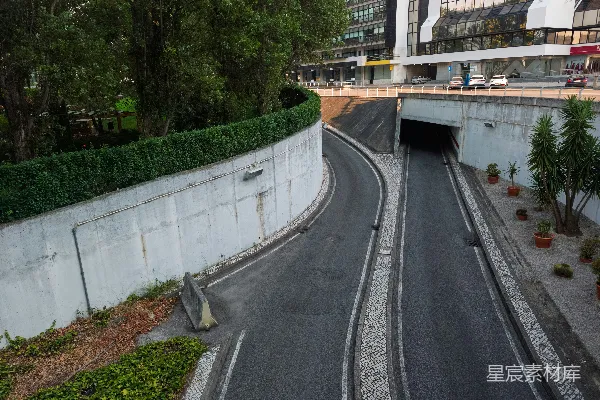 高清摄影 弯曲的道路逐渐延伸至黑暗的城市隧道中。