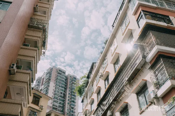 一群有阳台的建筑物和一片阴云的天空