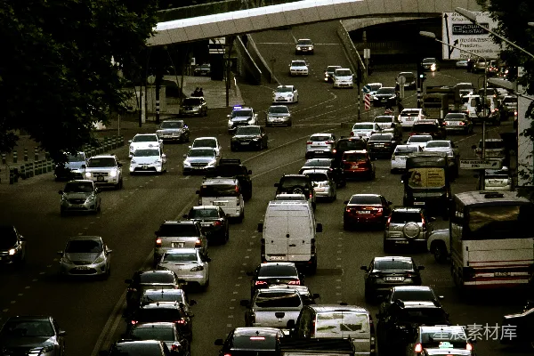 高清摄影 一排停在街道上的汽车。