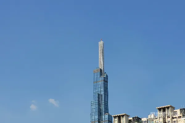 一座高耸的建筑物矗立在满是高楼的城市中