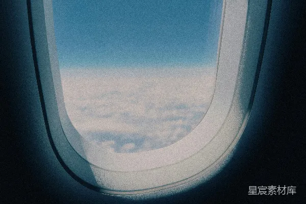 飞机窗户下的云海景色