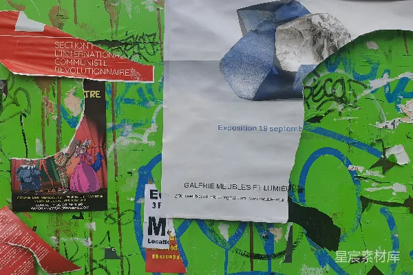 高清摄影 一堵绿色的墙，上面挂满了各种不同的东西。