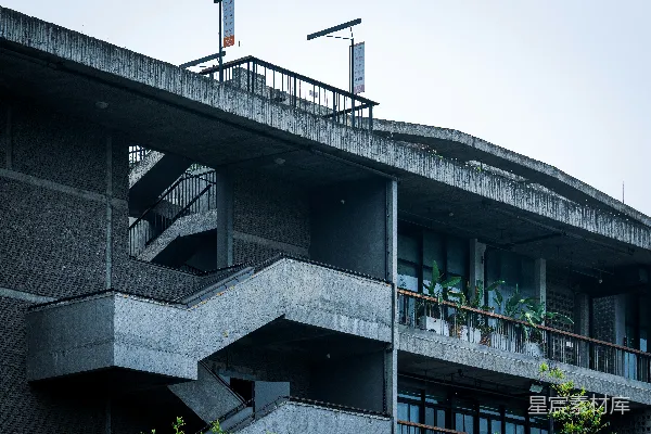 高清摄影 粗野主义建筑，带有混凝土楼梯和阳台