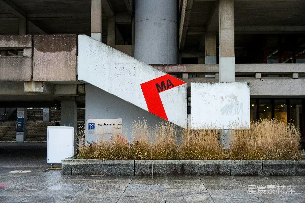 高清摄影 Brutalist建筑风格，红色标志和干草