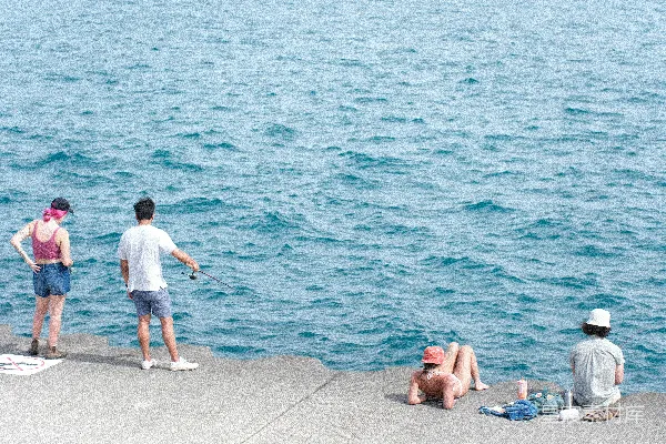 高清摄影 人们在海边钓鱼和休闲