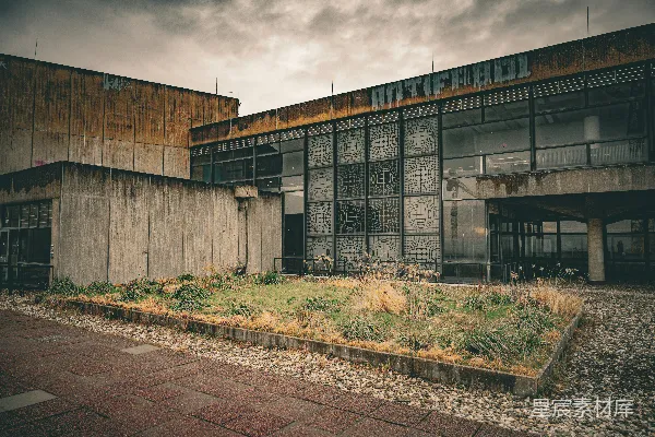 高清摄影 废弃的粗野主义建筑，庭院荒芜