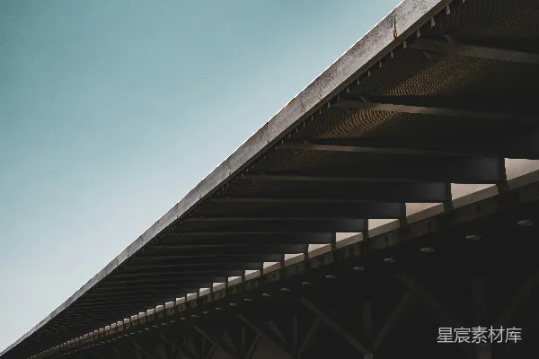 高清摄影 桥底在蓝天下的景象。