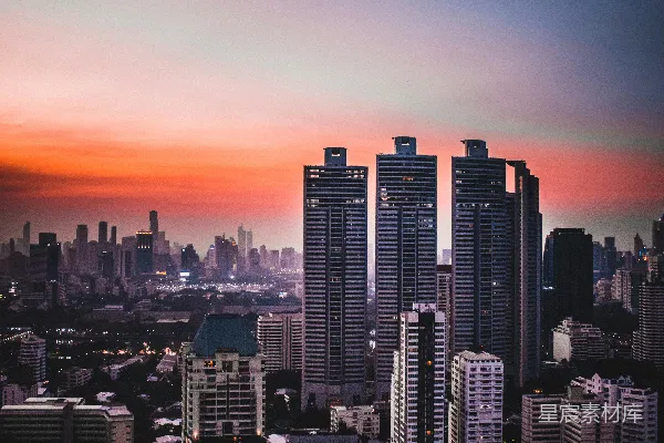 城市在日落时分的 skyline，橙色的天空。