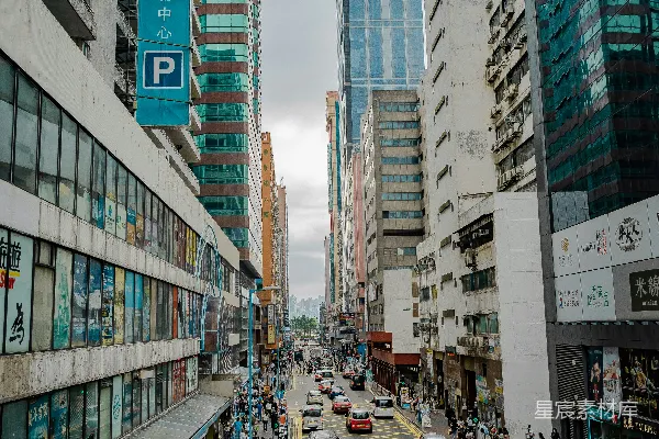 一条充满了车辆和高大建筑物的城市街道