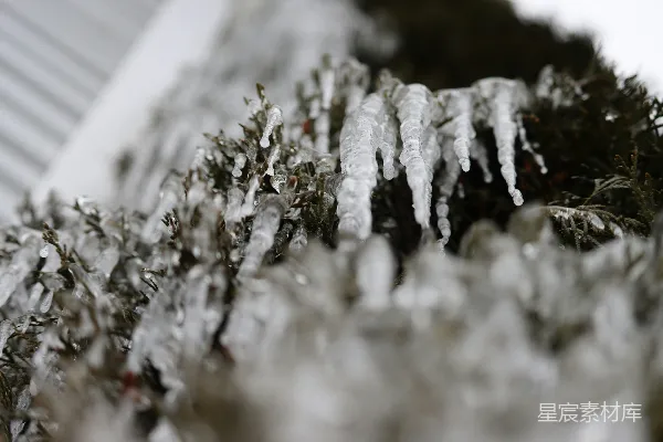白雪覆盖着白色木制栅栏