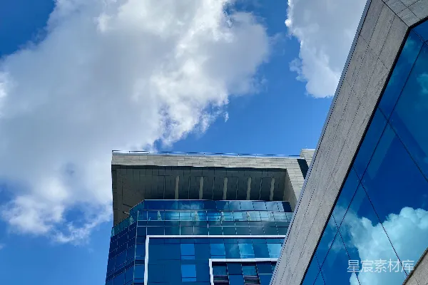 白天蓝白混凝土建筑下的蓝天白云
