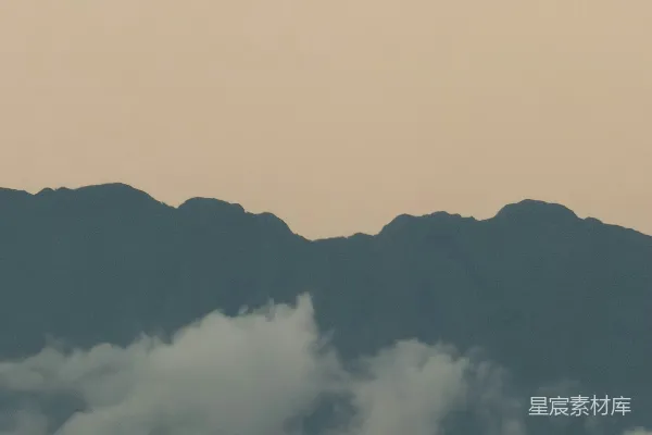 山峦在拂晓时被薄雾笼罩