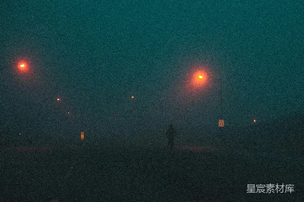 夜晚一个人走在街上
