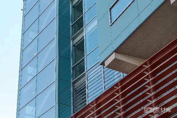 高清摄影 一座建筑上展示了现代建筑元素。