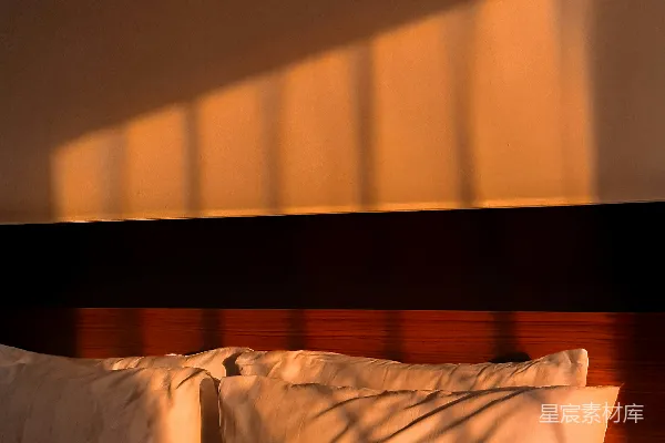 白色床 Pillow 放在床上
