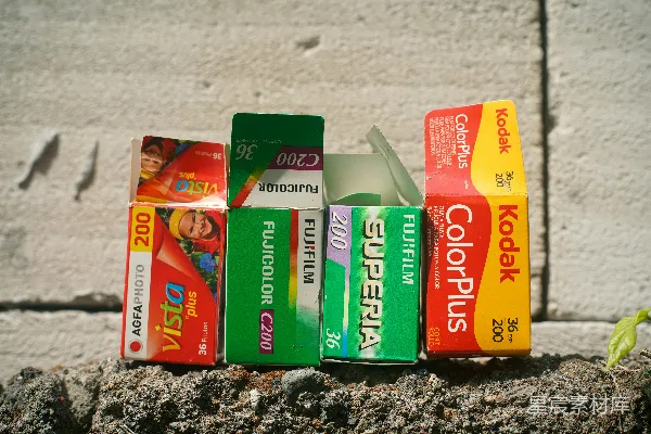高清摄影 一排牙膏放在岩石上