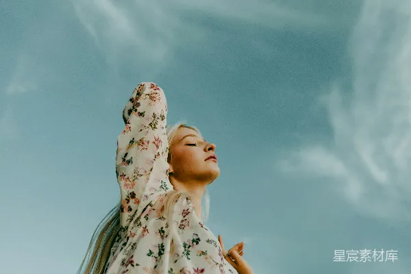 一个穿花 Dress 的女人仰望天空