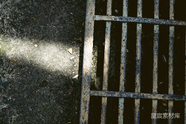 高清摄影 阳光照在金属栅栏和地面上。