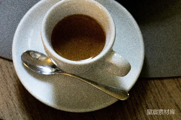 一杯咖啡置于茶匙托上