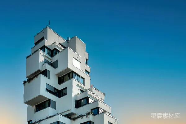 高清摄影 一座高大的白色建筑，顶部有阳台。