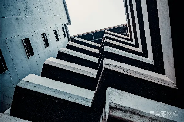 一栋非常高大的建筑上面有一些楼梯往上延伸