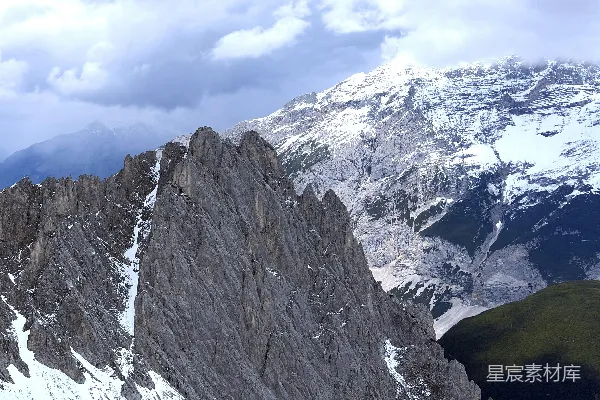 山峰峭立，雪拥云缠