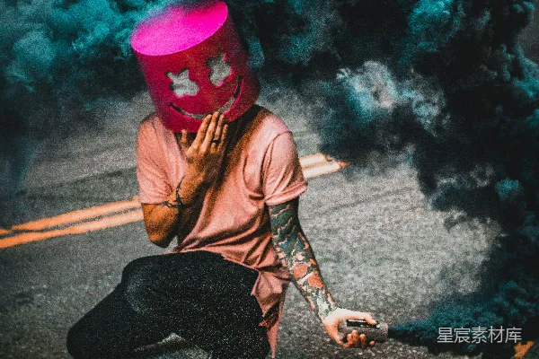 高清摄影 戴着口罩的人发出蓝色烟雾