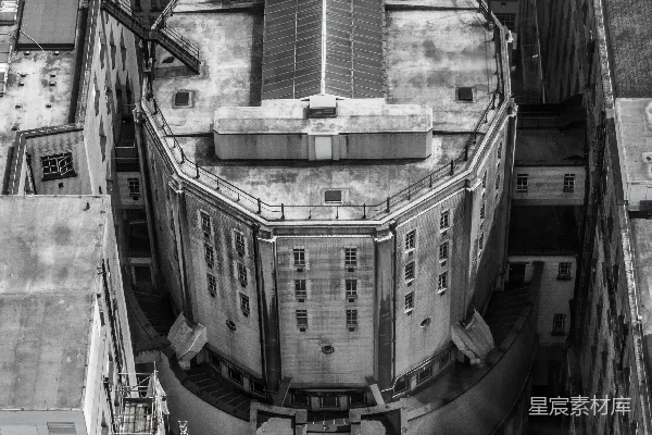 高清摄影 黑白色调的照片，展示了一栋建筑物。