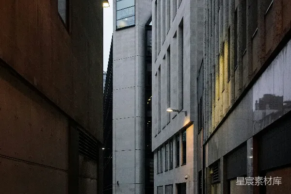 高清摄影 白天在建筑物附近行驶的汽车