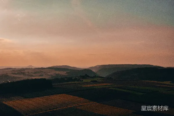白云下的棕色地块在白天