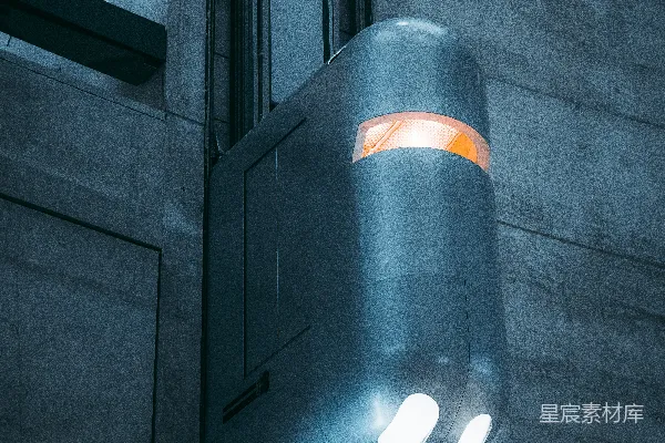 高清摄影 一盏安装在建筑物上的路灯的特写。