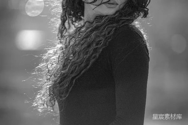 一个黑白照片中的 curly 头发的女性