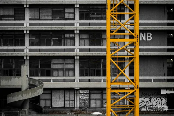 高清摄影 黄鹤楼与现代化建筑外墙相对。