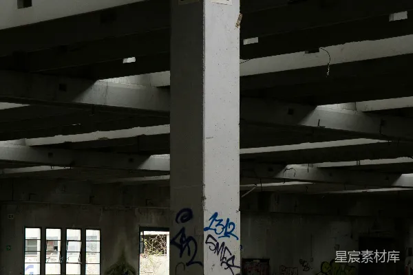 高清摄影 废弃工业建筑中的涂鸦柱