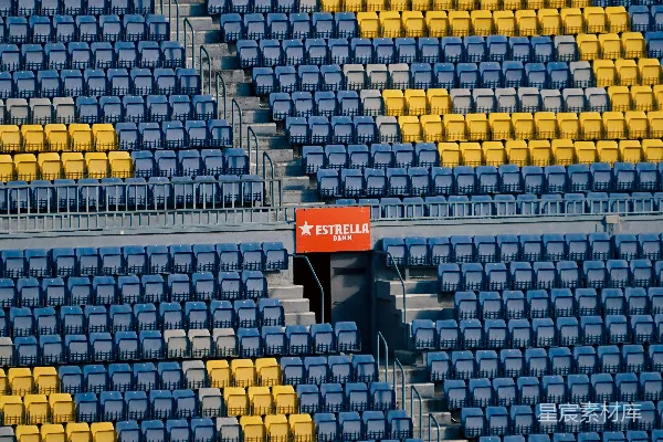 高清摄影 一个有蓝色和黄色座位和红色标志的体育场