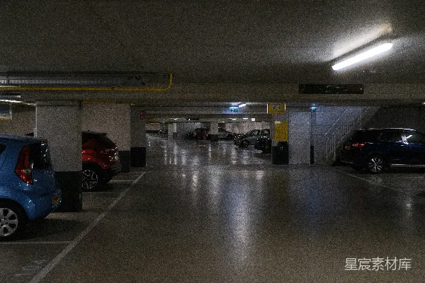 高清摄影 地下车库昏暗中停着的汽车。